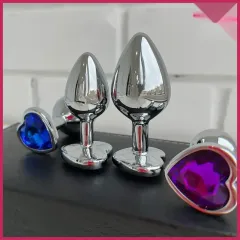 Kalp Şekilli Renkli Taşlı Anal Plug – Metal Gövde, Estetik ve Ergonomik Tasarım | 724Haz