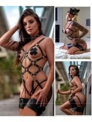 Siyah Boyunluk ve Tasma Detaylı Özel Bacak Tasarımlı Seksi Bodysuit