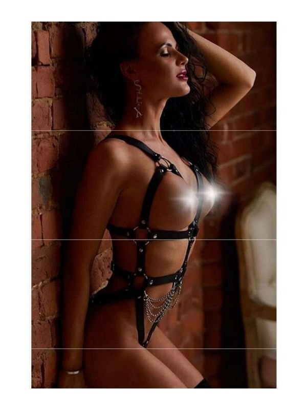 Siyah Zincir Detaylı Özel Bölgeleri Açık Seksi Fantezi Deri Harness Kostüm